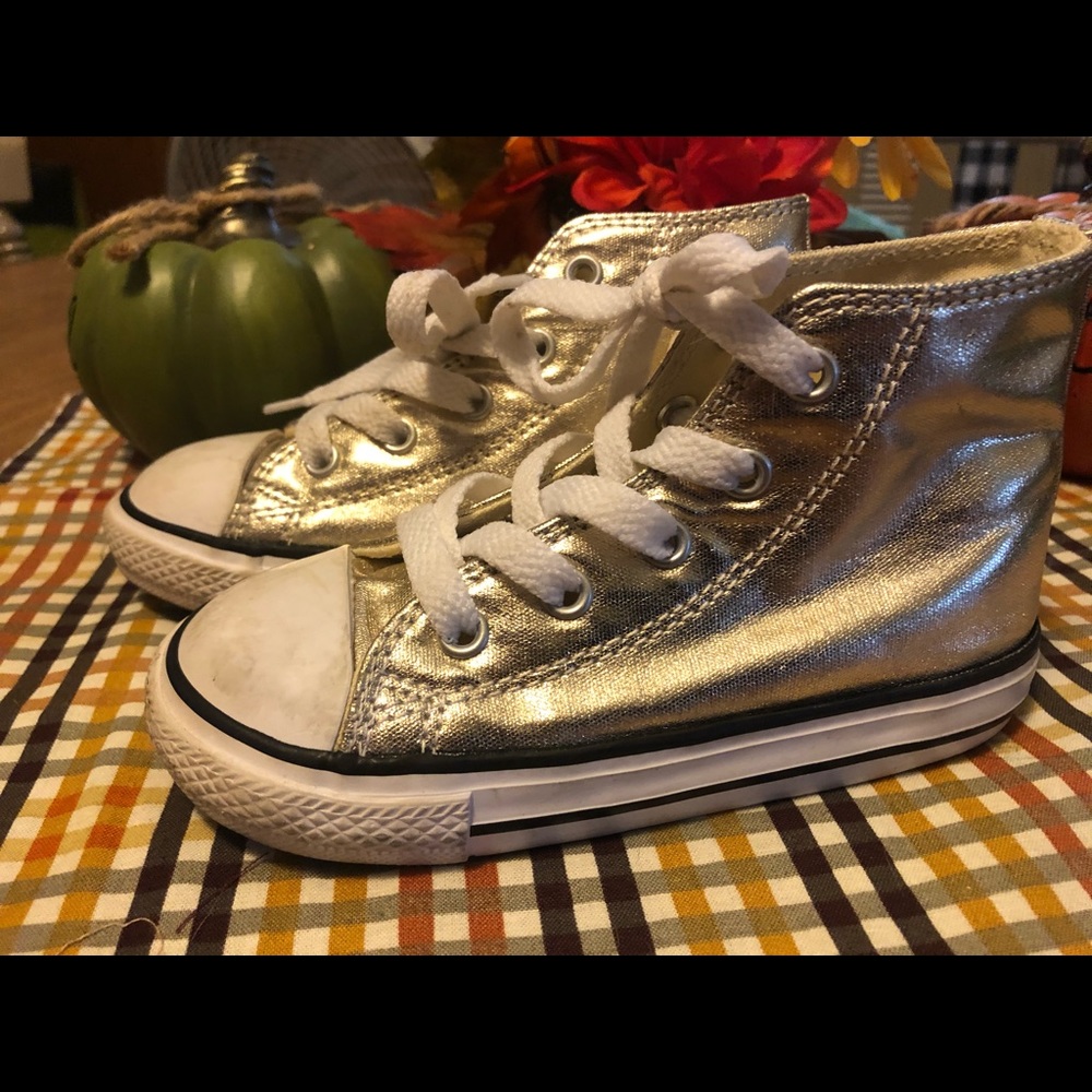 Toddler Chuck Taylors sz 8